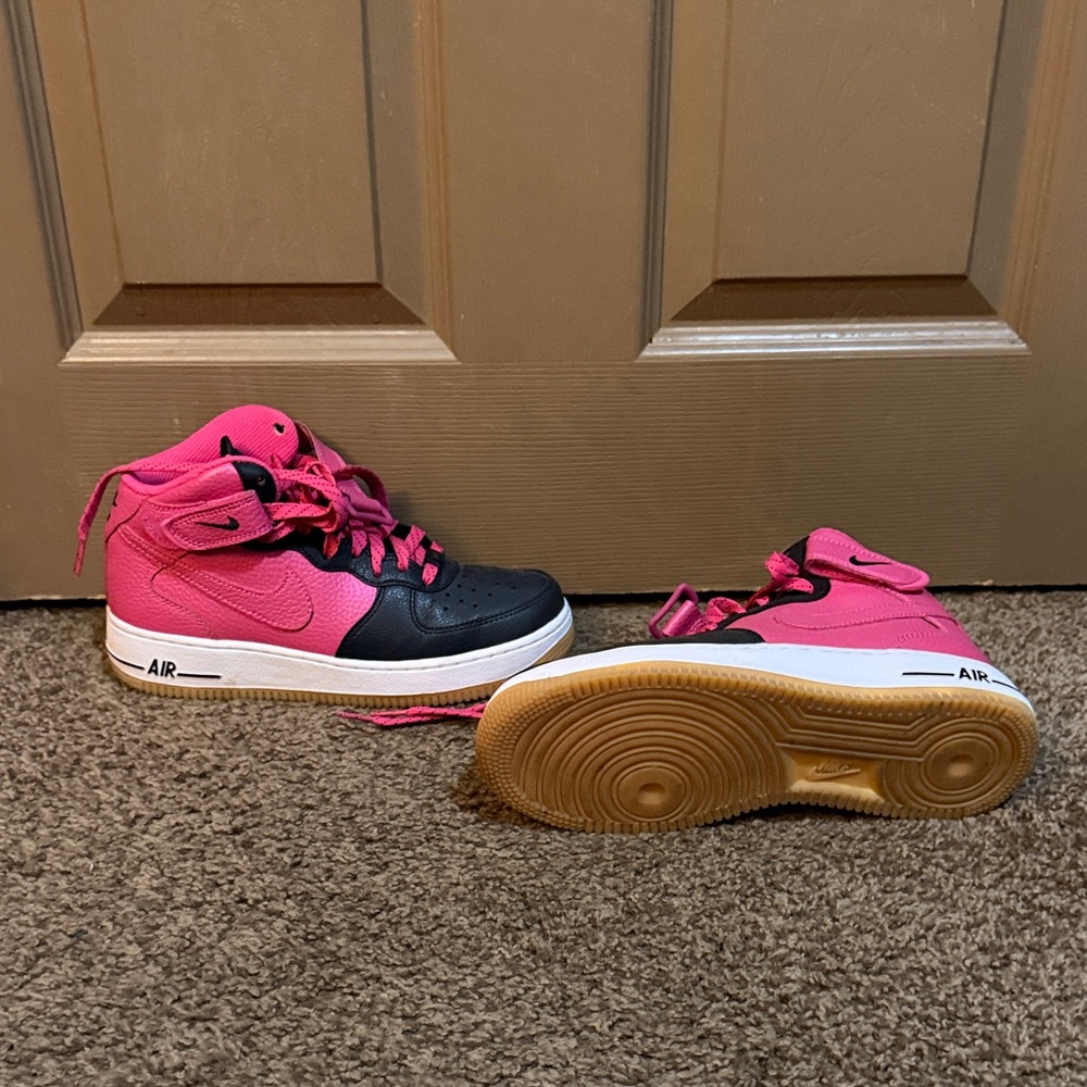 Nike Women's Pink and Black Sneakers